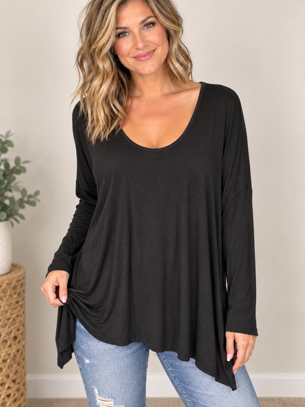Piphany Black Scoop-Neck Long Sleeve Tunic Top
